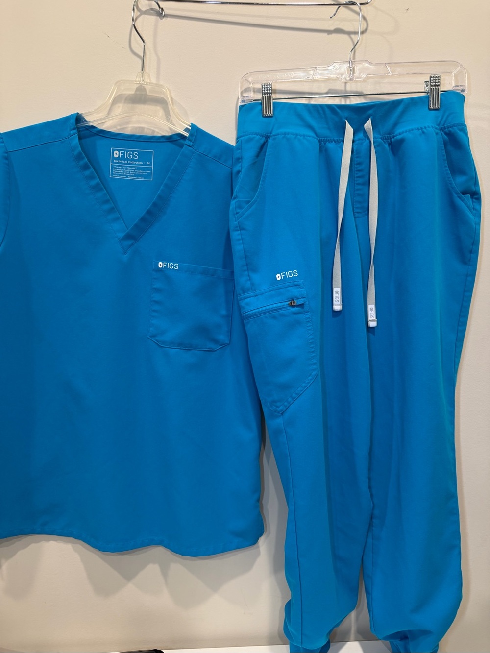 FIGS Scrubs Catrina Top M & Zamora Jogger Pants M in Bright Teal Blue